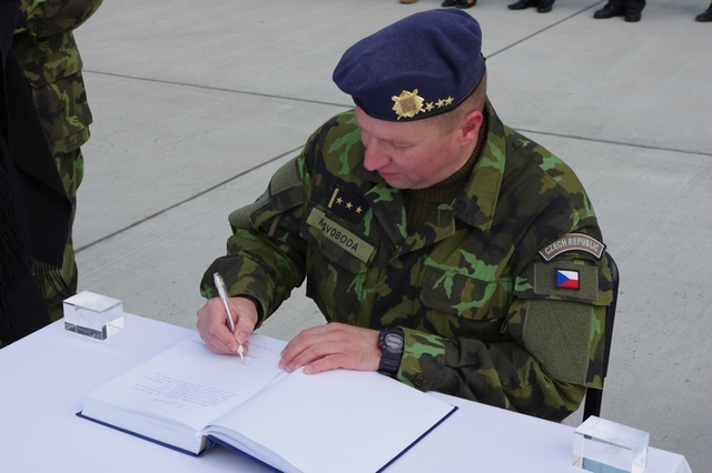  Budoucí velitel náměšťské základny plk. Svoboda při zápisu do kroniky základny