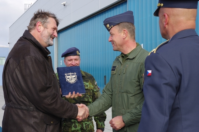  Pan Vladimír Měrka při předání daru odcházejícímu veliteli základny