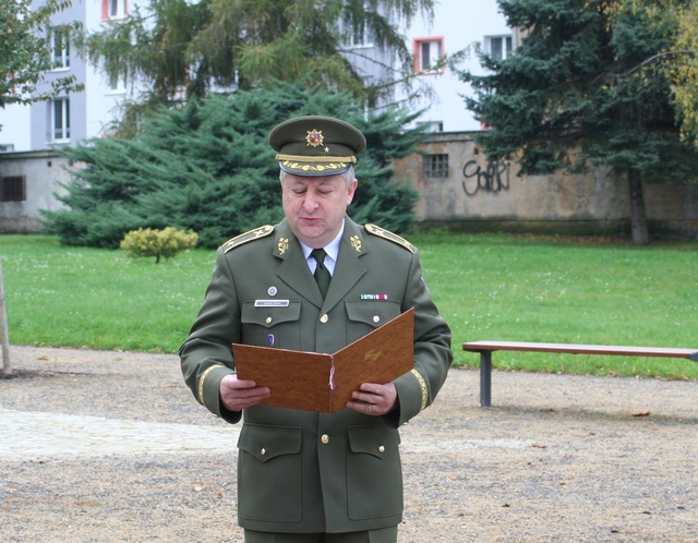Brigádní generál Jaromír Zůna přednesl u památníku krátkou zdravici