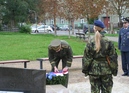 Záběr z pietního aktu u centrálního památníku v Brandýse nad Labem