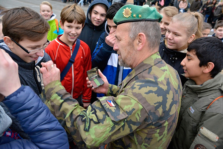 Docent Zdeněk Flasar v rámci Dne pro veřejnost předvádí užití maskovacích barev