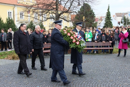 Věnec k památníku položili strakonický starosta Břetislav Hrdlička a místostarosta Josef Štrébl (zleva). 