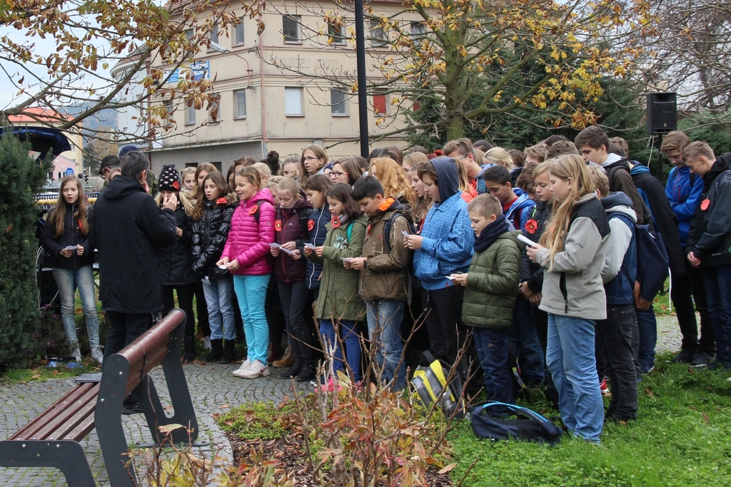 Děti ze základní školy F. L. Čelakovského zazpívaly v anglickém jazyce píseň inspirovanou básní V polích flanderských. 