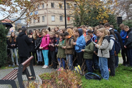 Děti ze základní školy F. L. Čelakovského zazpívaly v anglickém jazyce píseň inspirovanou básní V polích flanderských. 