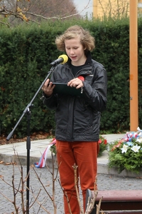 Pavel Janoch během recitace básně V polích flanderských. 