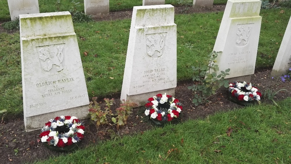 V Eindhovenu jsou pohřbeni seržanté Oldřich Havlík, Josef Taláb a Pavel Varjan