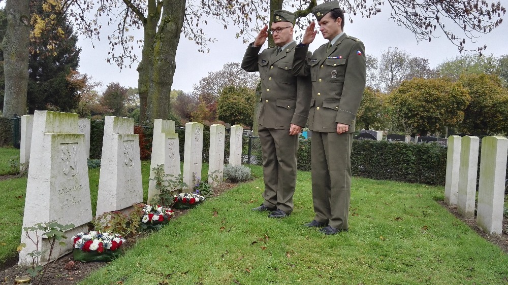 Podplukovník Petr Voborný a major Zbyněk Jakubíček se poklonili památce padlých českých letců