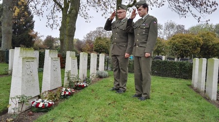 Podplukovník Petr Voborný a major Zbyněk Jakubíček se poklonili památce padlých českých letců