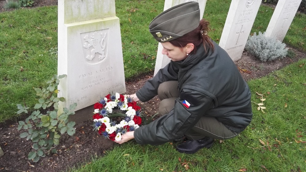 Věnec položila i kapitánka Alena Plodíková 