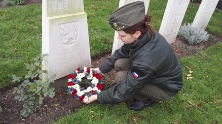 Věnec položila i kapitánka Alena Plodíková 