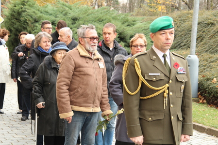 Plukovník Stehlík, příbuzní a pozůstalí u památníku v areálu ministerstva obrany na Valech 