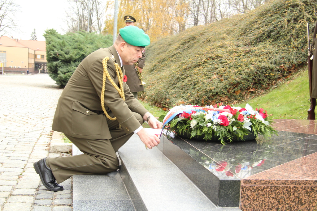 Popravené důstojníky uctil ředitel odboru pro válečné veterány pokládá