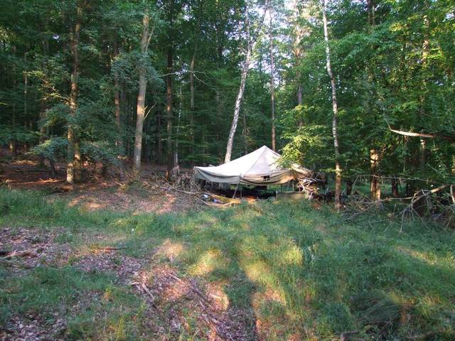  Vojáci si postavili polní ubytování