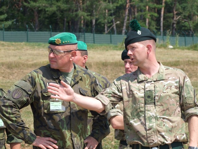  Podplukovník Graham Shannon seznámil velitele se svým místem velení