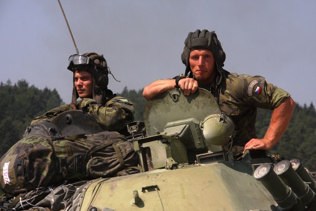  Jedna z osádek bojového vozidla pěchoty