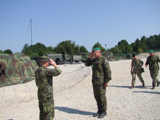  Podplukovník Botík podává hlášení nadřízenému