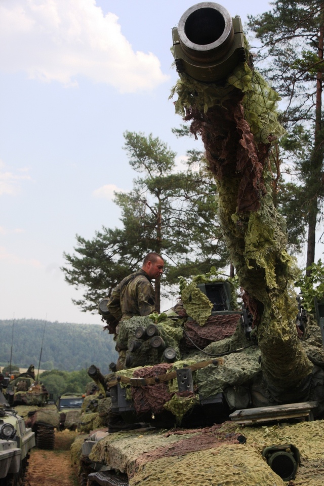  Na okamžik se přestalo bojovat, hlaveň tanku trčí k nebi