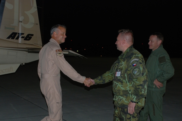 Osádku letounu přivítali řídící cvičení plukovník Miroslav Svoboda se svým zástupcem majorem Pavlem Procházkou