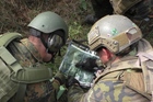  Český instruktor ukazuje na mapě cíl navedení