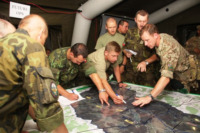  Vášnivá výměna názorů nad mapou 