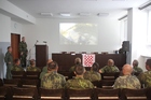 Před dokladem řídícího cvičení delegace shlédla videa z výcviku