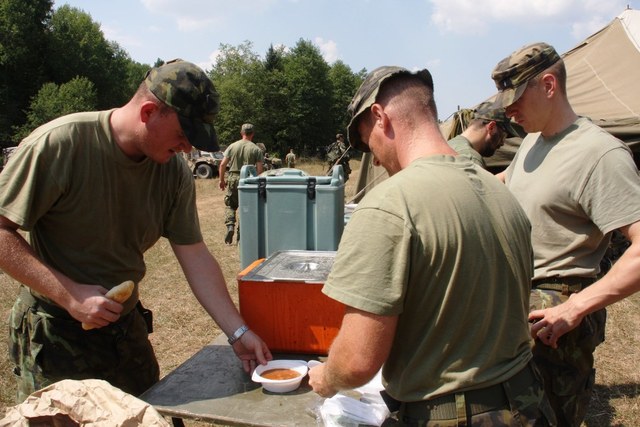  Výdej oběda v polních podmínkách