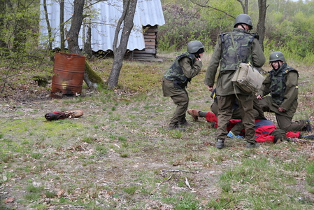 Modelová situace - oběti po bombardování vesnice