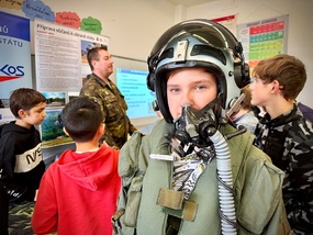 Při některých manévrech se pilot musí vypořádat s přetížením až 9G, což znamená, že je do sedadla tlačen devítinásobnou silou své hmotnosti.