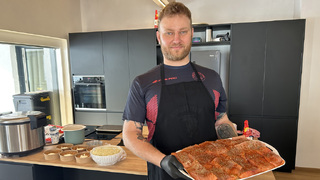 Ilustrační obrázek ke článkuTěstoviny, poké i medovník. Petr Pejřimovský vaří běžcům na olympiádě. Když fandí, tluče do hrnců