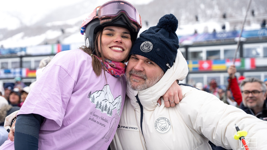 Cholenská bojovala přes bolest, Krausová sbírala zkušenosti. Obě české skicrossařky skončily v osmifinále