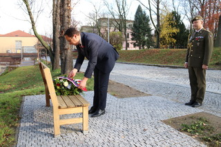 Uctění památky válečných veteránů u vzpomínkové lavičky