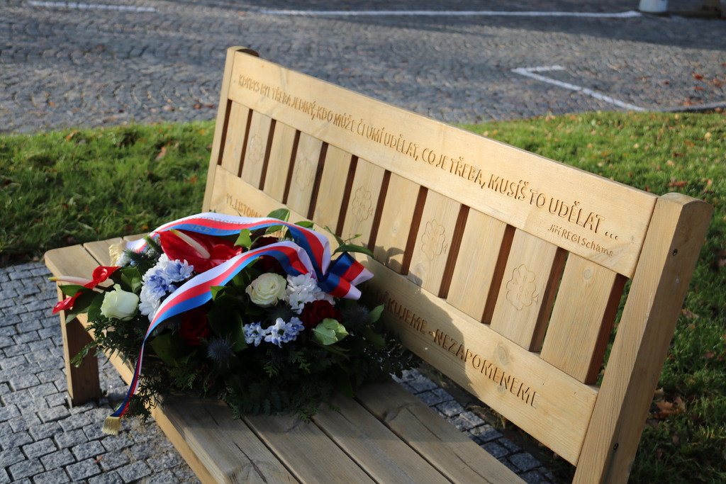 Uctění památky válečných veteránů u vzpomínkové lavičky
