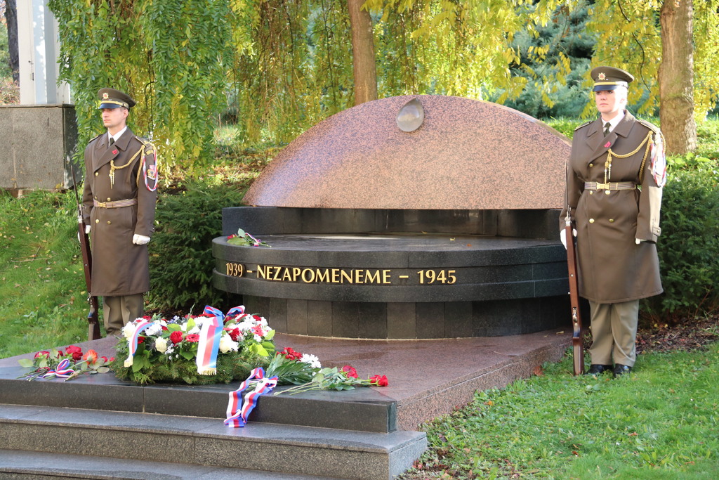 Z pietní vzpomínky na popravené absolventy Vysoké školy válečné