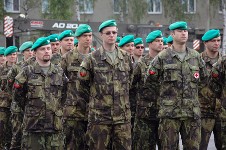 Každý voják musí být nasaditelný, myslí si většina