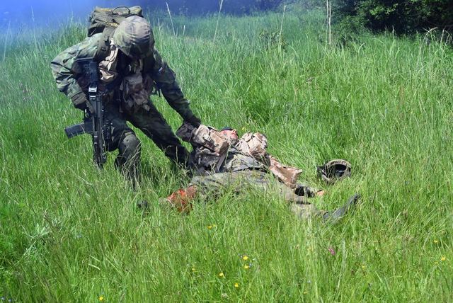  Zraněného je třeba nejdříve odtáhnout z přímé palby nepřítele