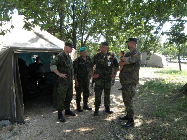 Setkání velitele konvoje s velitelem kontingentu.