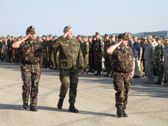 Přivítání mezinárodních jednotek hlavními funkcionáři. Zleva plukovník Boczák, plukovník Husák a generálmajor Fucsku.