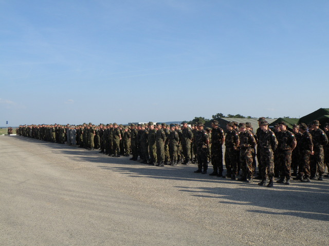 Nastoupené jednotky při zahajovacím ceremoniálu.