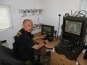 Příslušník vojenské policie v monitorovacím centru systému SOM3.