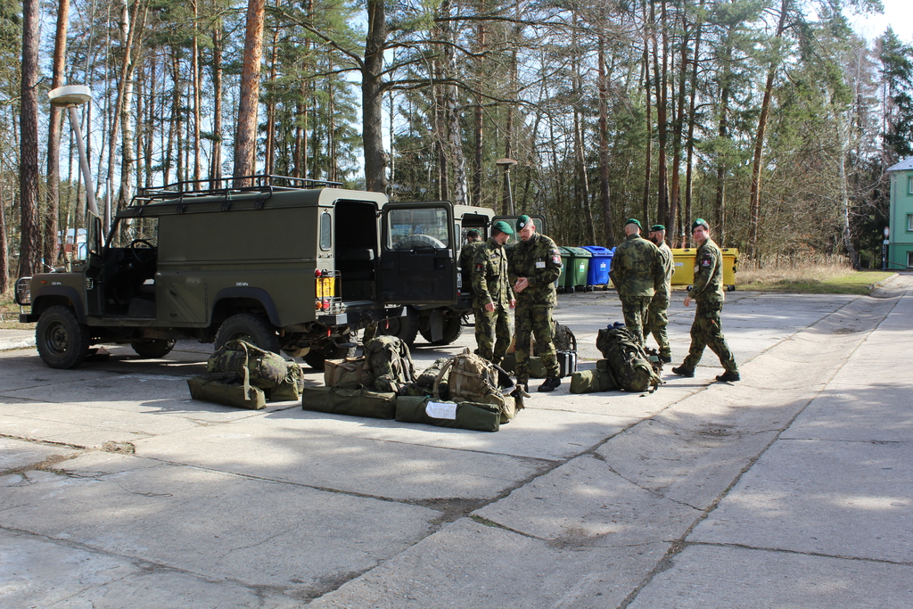 Na hraničním přechodu Strážný ode dneška působí 19 příslušníků Bechyňské posádky. Na přípravu před odjezdem měli někteří jen pár hodin. 