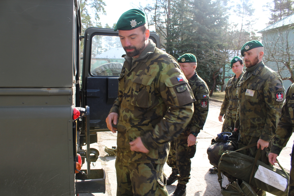 Na hraničním přechodu Strážný ode dneška působí 19 příslušníků Bechyňské posádky. Na přípravu před odjezdem měli někteří jen pár hodin. 