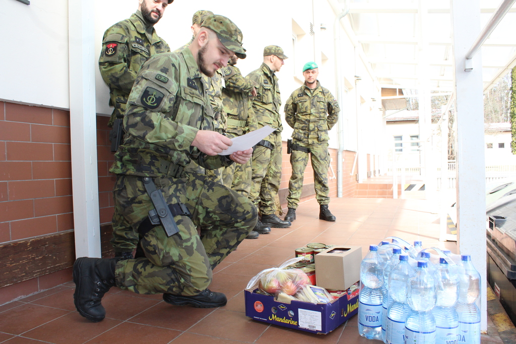 Na hraničním přechodu Strážný ode dneška působí 19 příslušníků Bechyňské posádky. Na přípravu před odjezdem měli někteří jen pár hodin. 