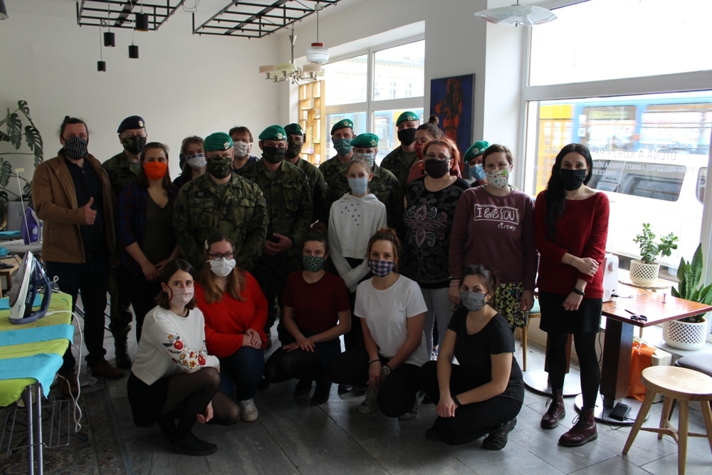 Vestibul Interier věnoval armádě 300 ks roušek