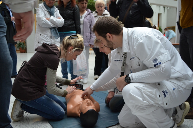 Petr Karmazín (zcela vpravo) vysvětloval zásady poskytování první pomoci