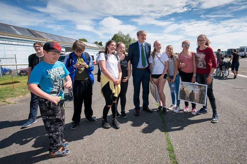 Ministr obrany s dětmi z Jedličkova ústavu a Základní školy Ohradní