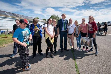 Ministr obrany s dětmi z Jedličkova ústavu a Základní školy Ohradní