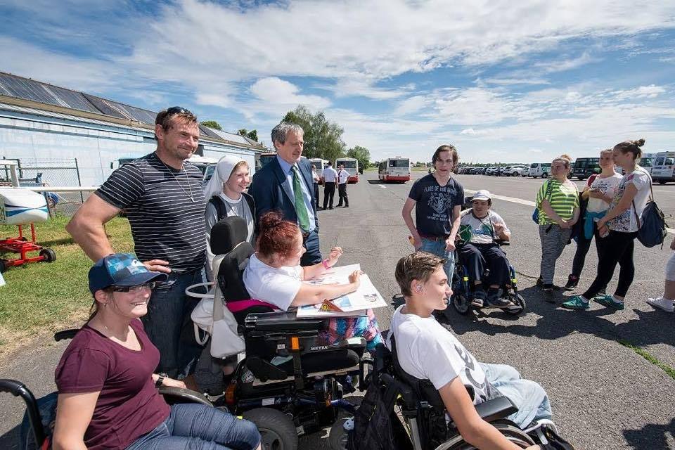 Ministr Stropnický s dětmi z Jedličkova ústava na letišti ve Kbelích