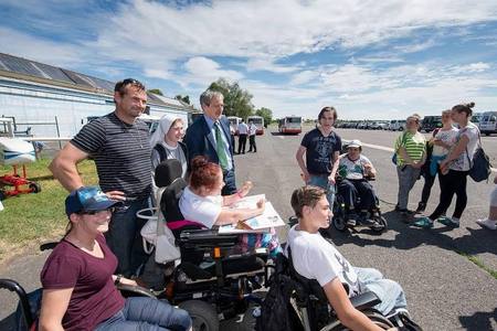 Ministr Stropnický s dětmi z Jedličkova ústava na letišti ve Kbelích