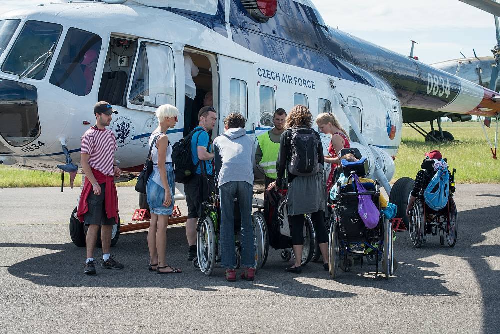 Děti si prohlédli i interiér vrtulníku