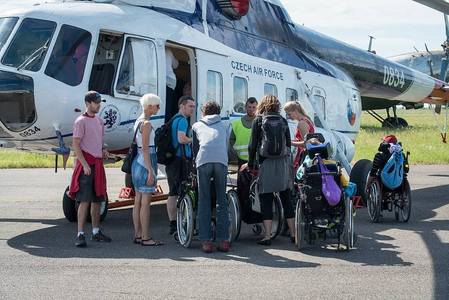 Děti si prohlédli i interiér vrtulníku